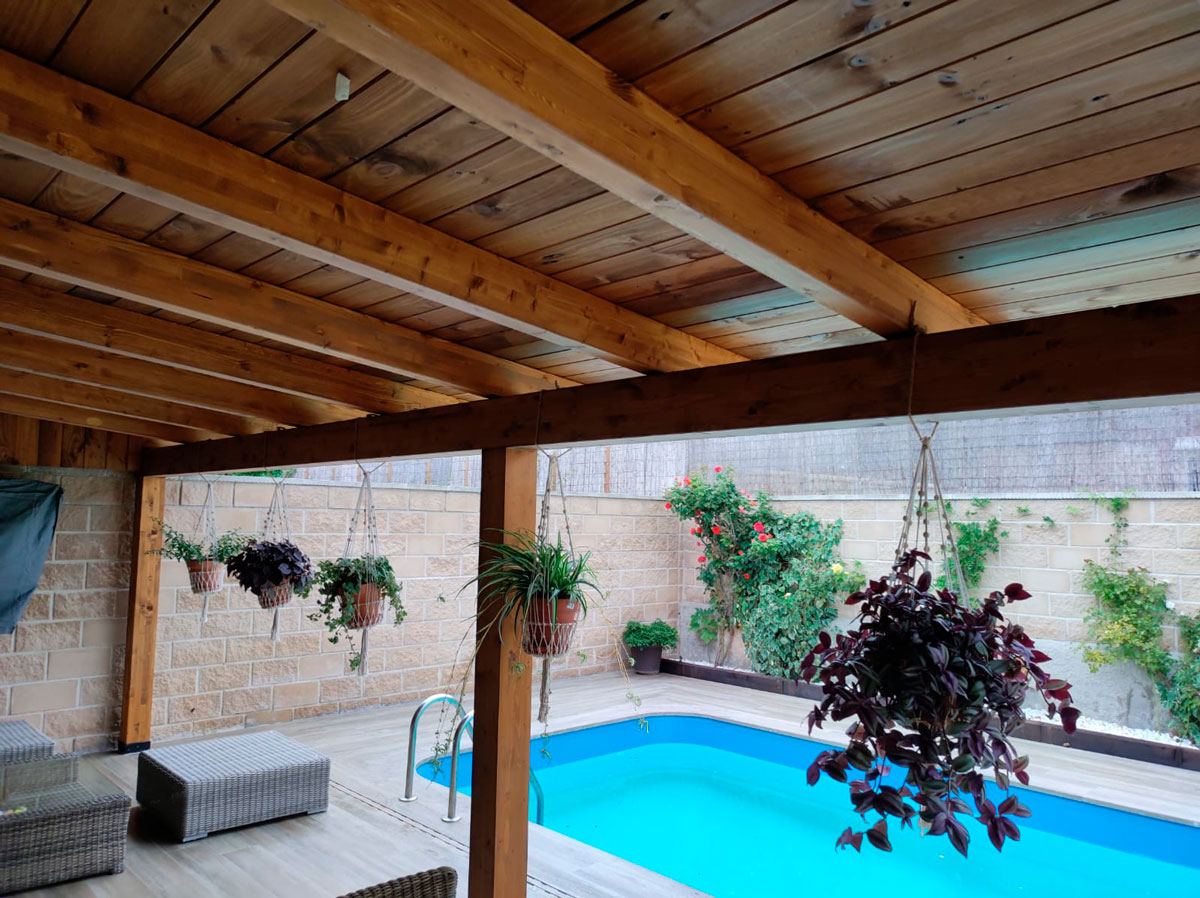 Porche cubierto junto a piscina en Rivas-Vaciamadrid, Madrid