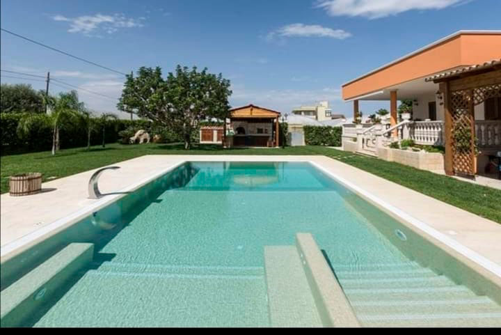 Piscina moderna en Valdelagua, Madrid